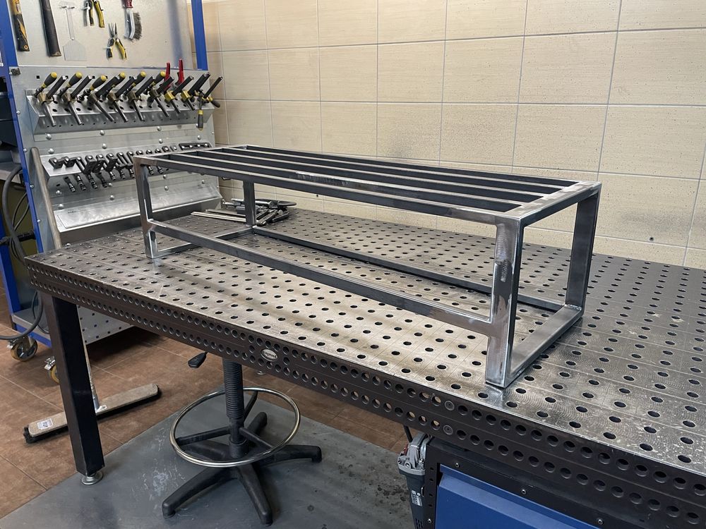 Wieszak na ubrania w stylu industrialnym