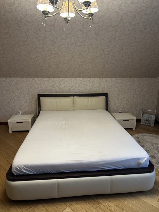 Ліжко двохспальне з приліжковими тумбочками