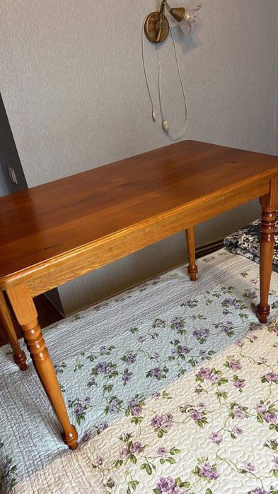 Деревʼяний стіл