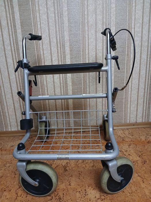 Продам ходунки на колесах