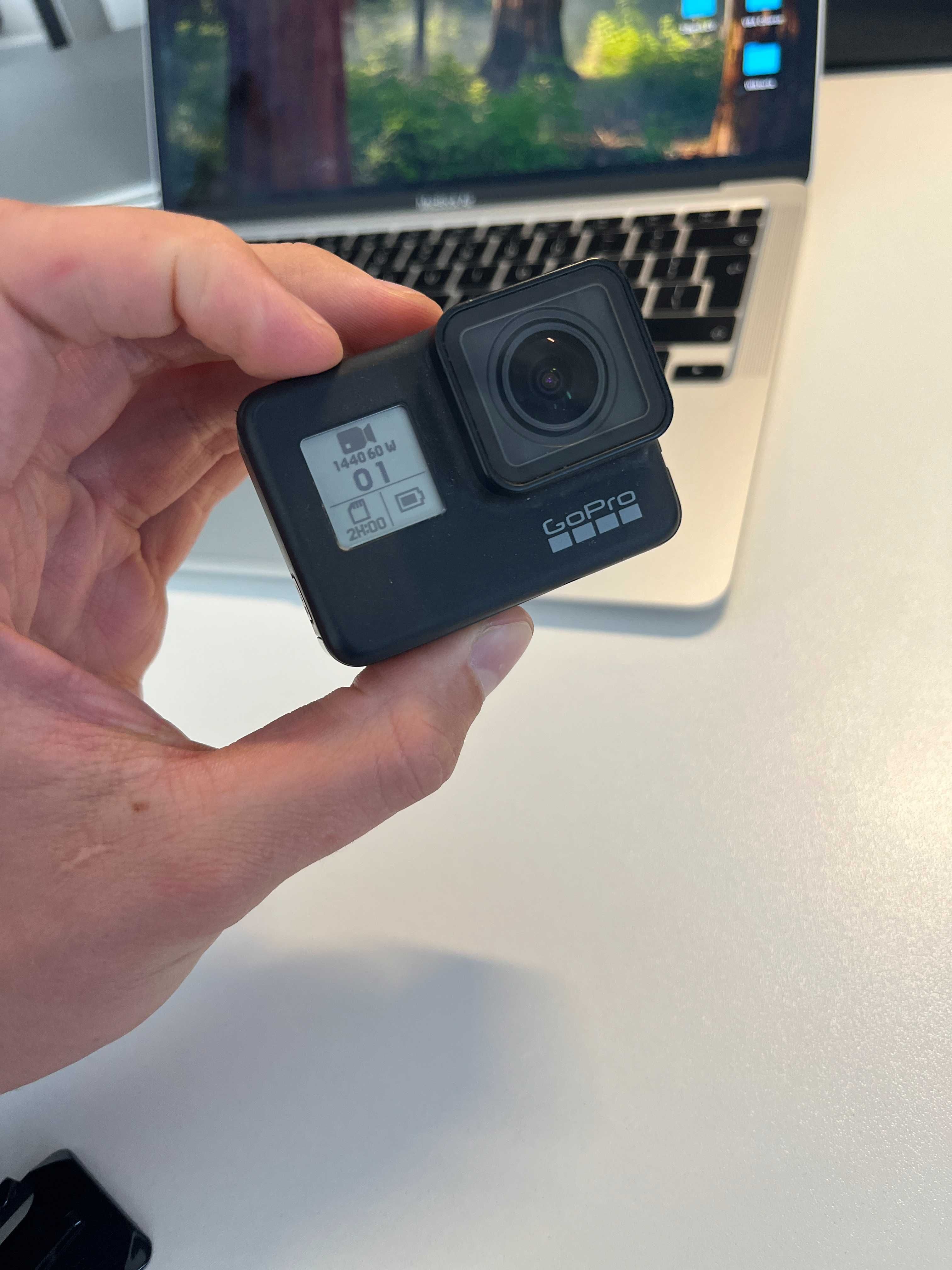 GoPro 7 Black + 2 baterie + mnóstwo dodatków