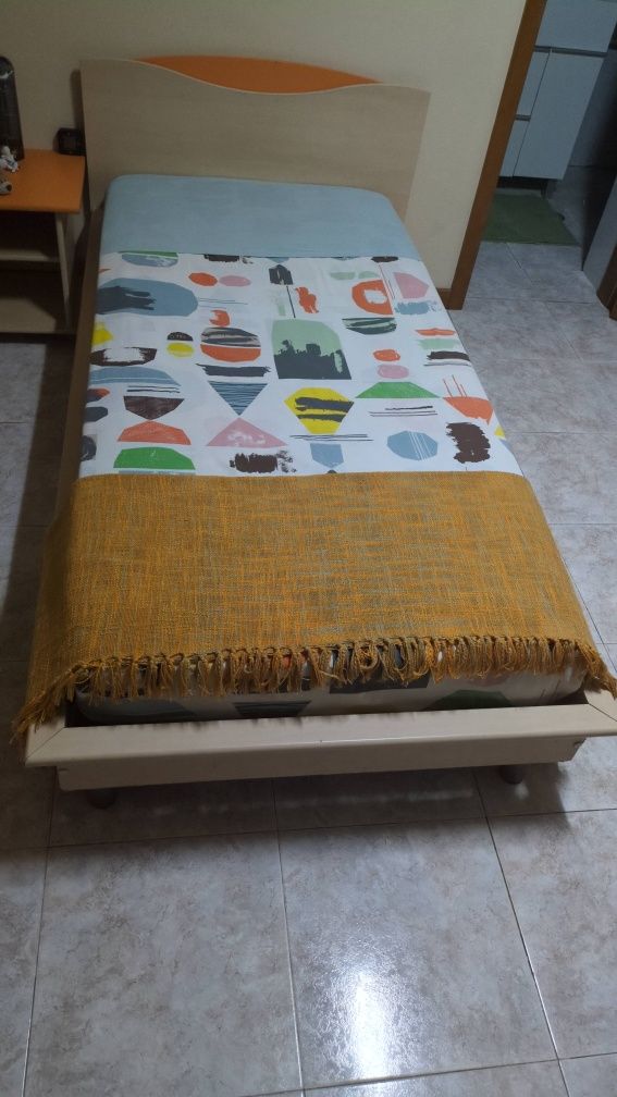 Quarto criança ( Cama, Secretária, Mesa de Cabeceira, Aparador)