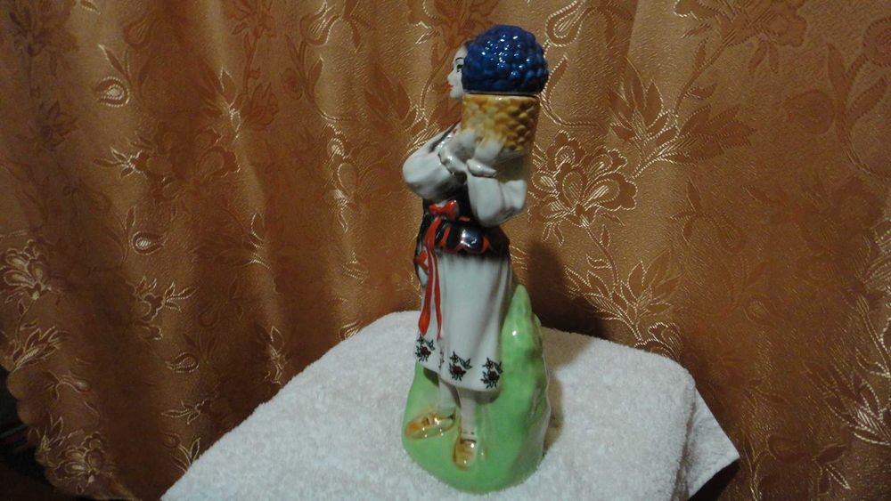 Штоф Українка із під горілки. В гарному стані.