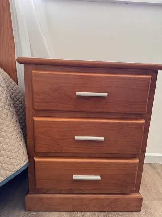 Vendo cama de solteiro + colchão + mesa de cabeceira