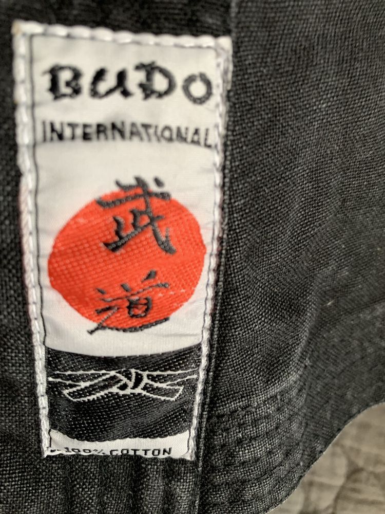 Czarne kimono do sportów walki
