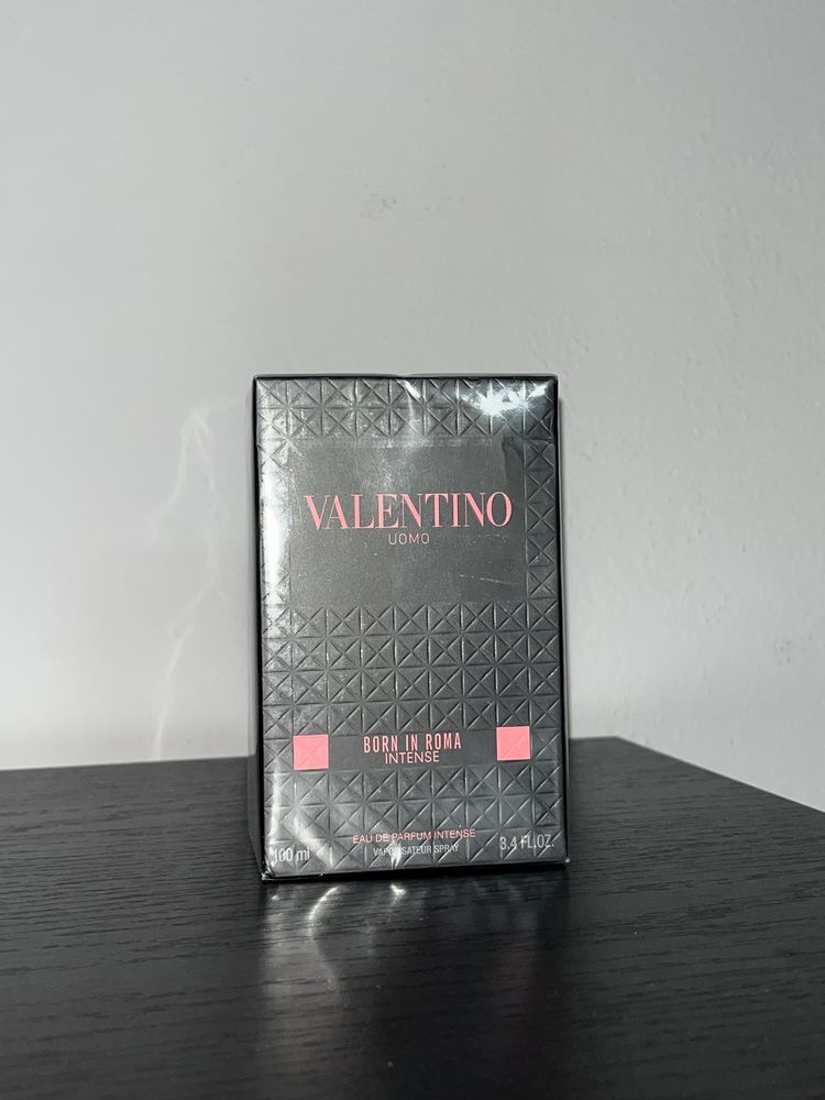 Valentino Born in Roma na sprzedaż