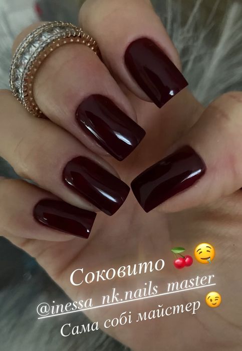 Мастер манікюра надає послугі.