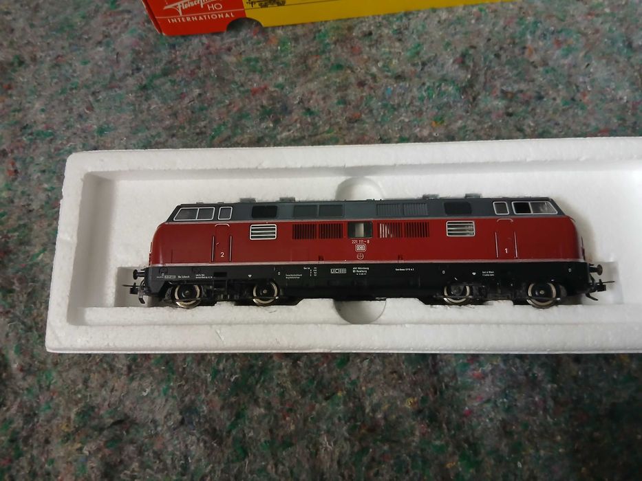 Locomotiva Diesel Fleischmann 4235, BR V 221