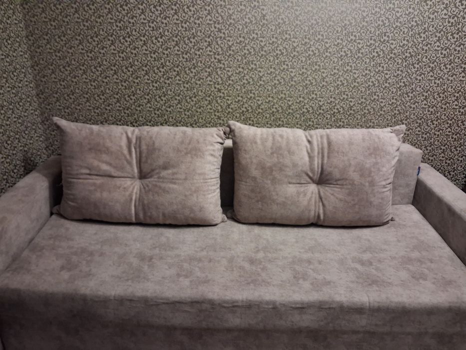 Продам диван в задовільному стані. Ціна  5000 грн.