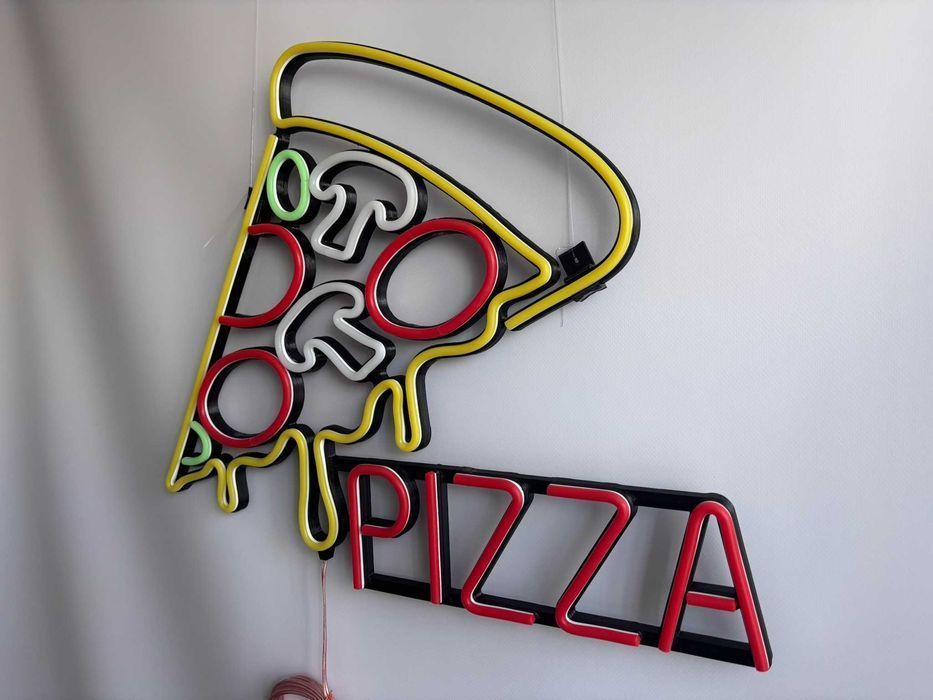 Неонова вивіска "Pizza" багатокольорова, 540*440 мм