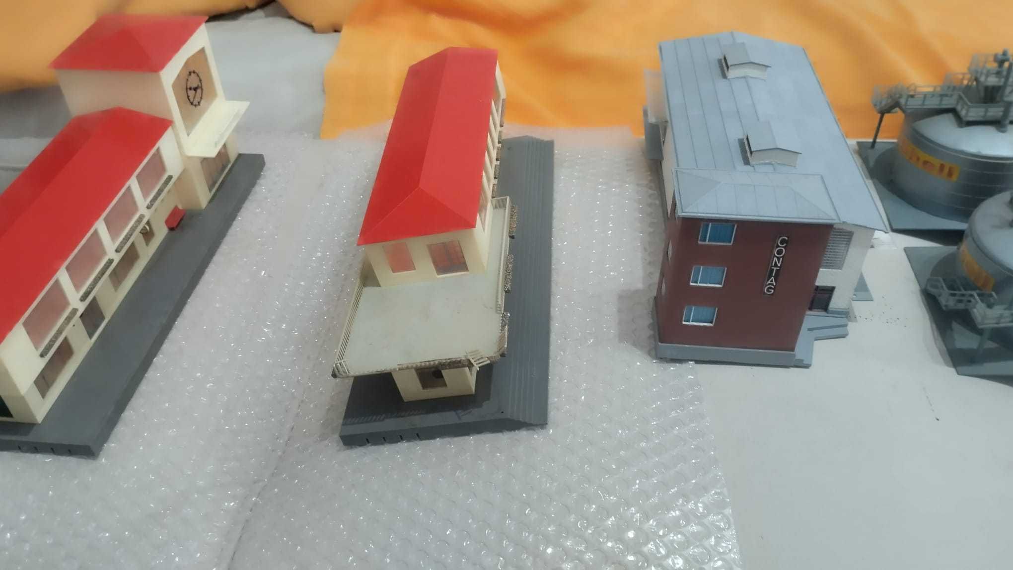 diversos edifícios na escala HO