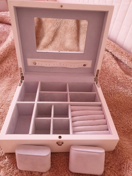 Kaseta, pudełko na biżuterię lakierowane drewno