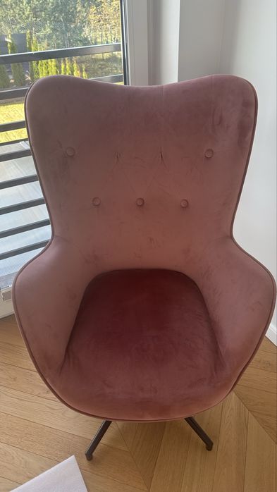 Różowy fotel welurowy obrotowy – stylowy i wygodny