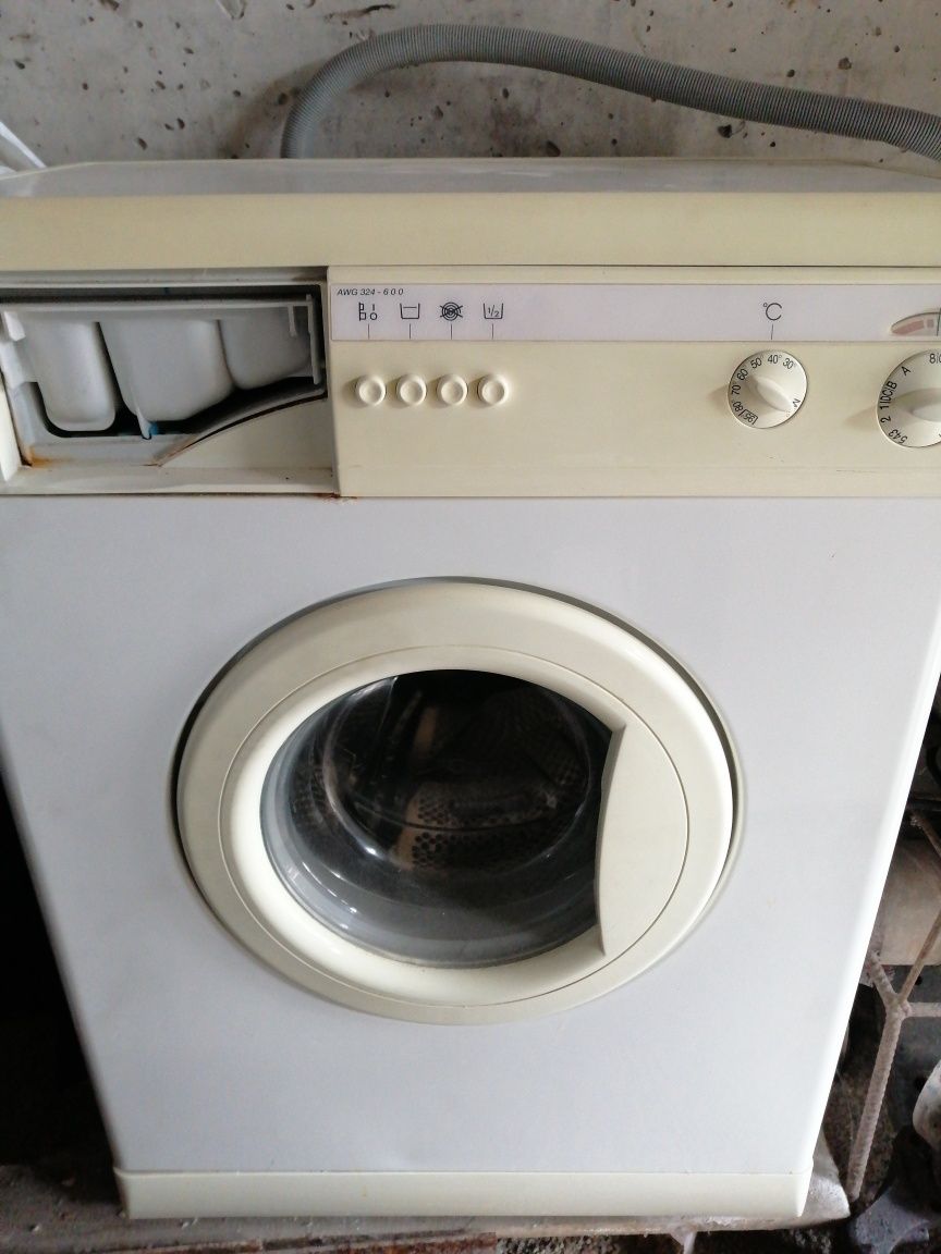 Продам пральну машинку Whirlpool