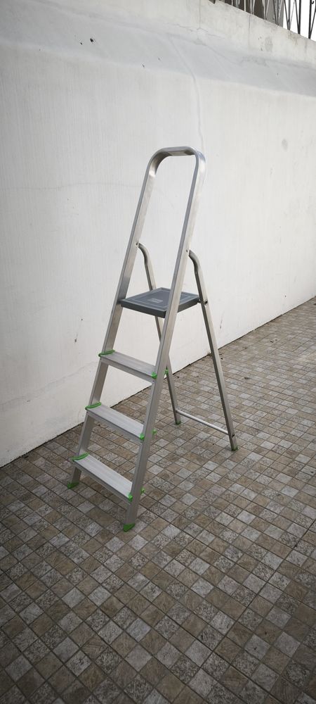 Escadote, material Aluminio