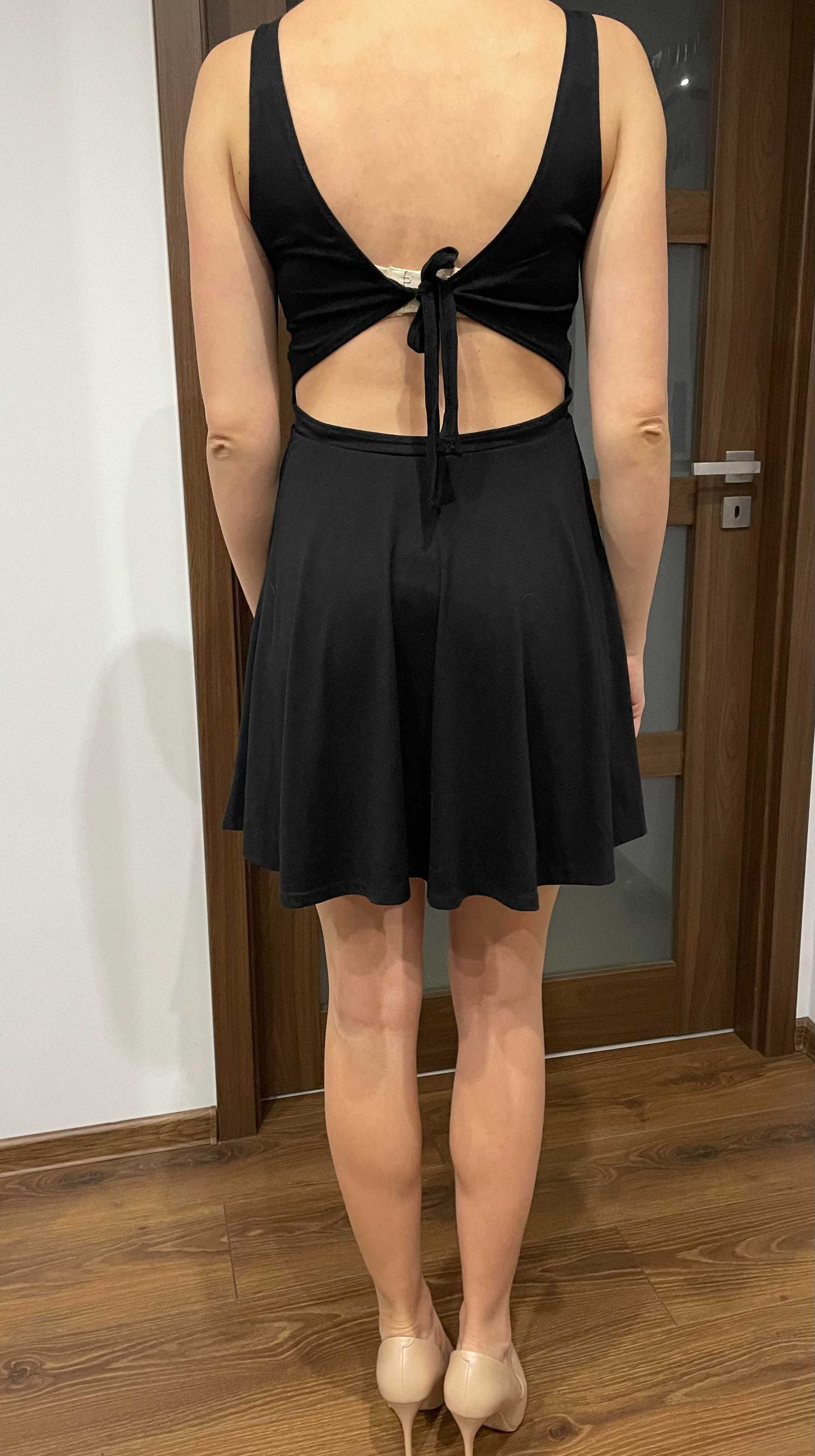 Czarna krótka sukienka SINSAY