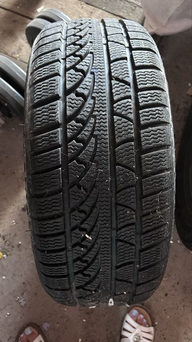Продам 2 шины зима 14 и 16