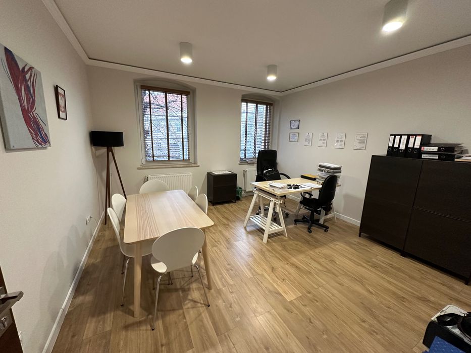 Do wynajęcia wyposażone Biuro - własny parking - 80 m2 - Centrum