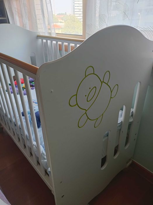 Berço branco com colchão incluído