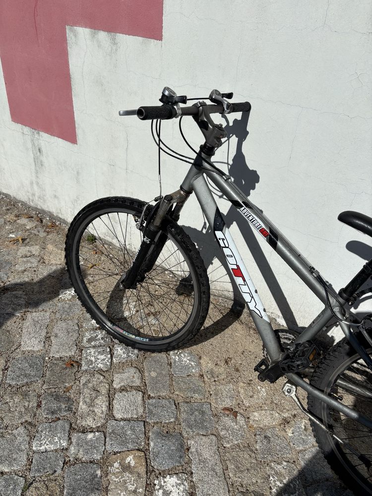 Bicicleta btt usada com pouco a arranjar