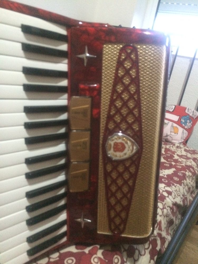 Boas tenho para venda este lindo acordion italiano