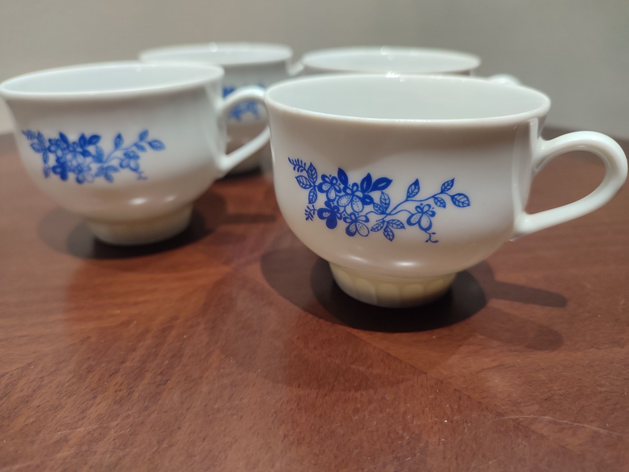 Śliczny zestaw czterech starych filiżanek porcelana Henneberg