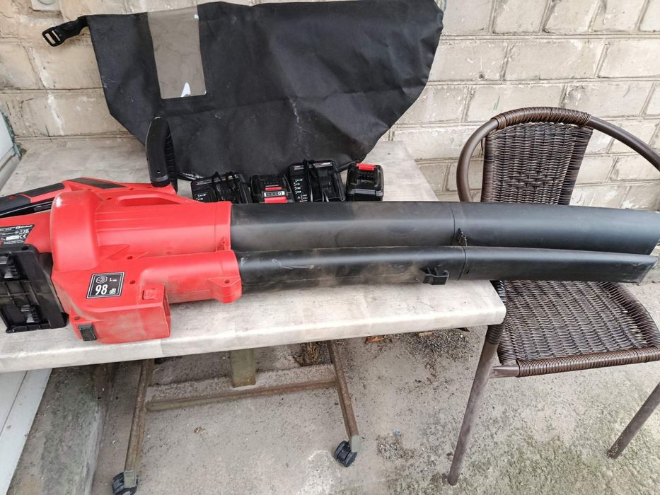 Продам садовый пылесос.2 аккумулятора