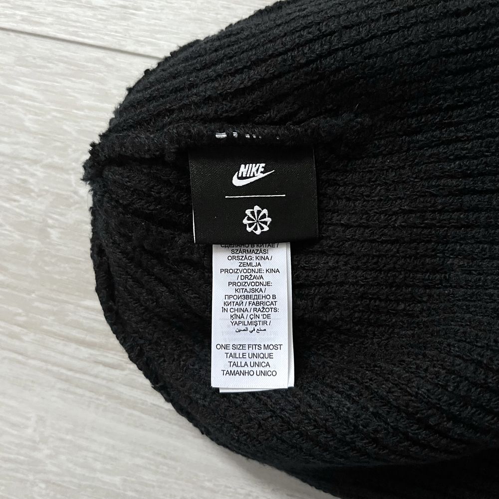 Czapka zimowa beanie nike peak logo swoosh czarna black