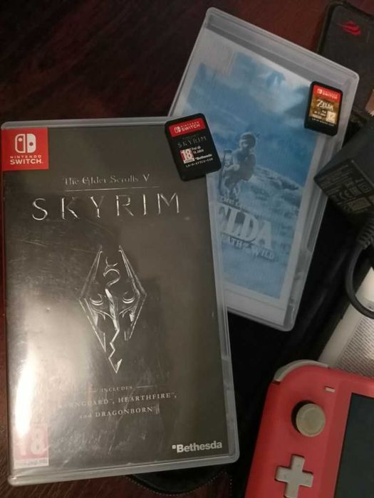 Nintendo Switch Lite + чехол + игры