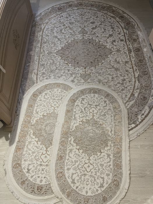 Продам набір Ковер і приліжкові