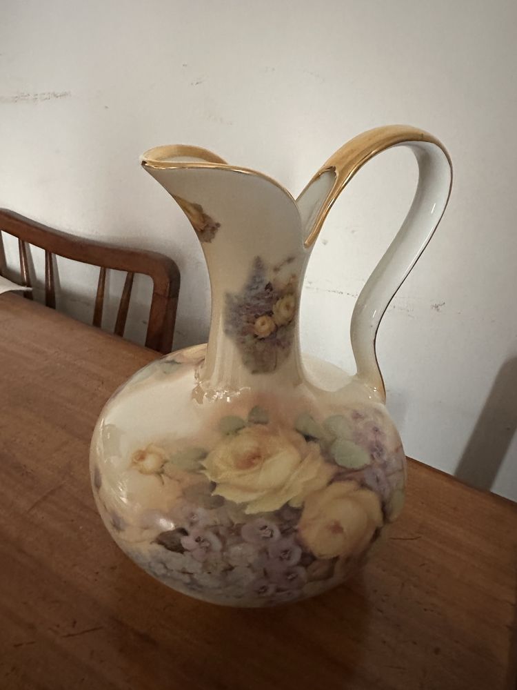 Jarra floral de porcelana com detalhes dourados
