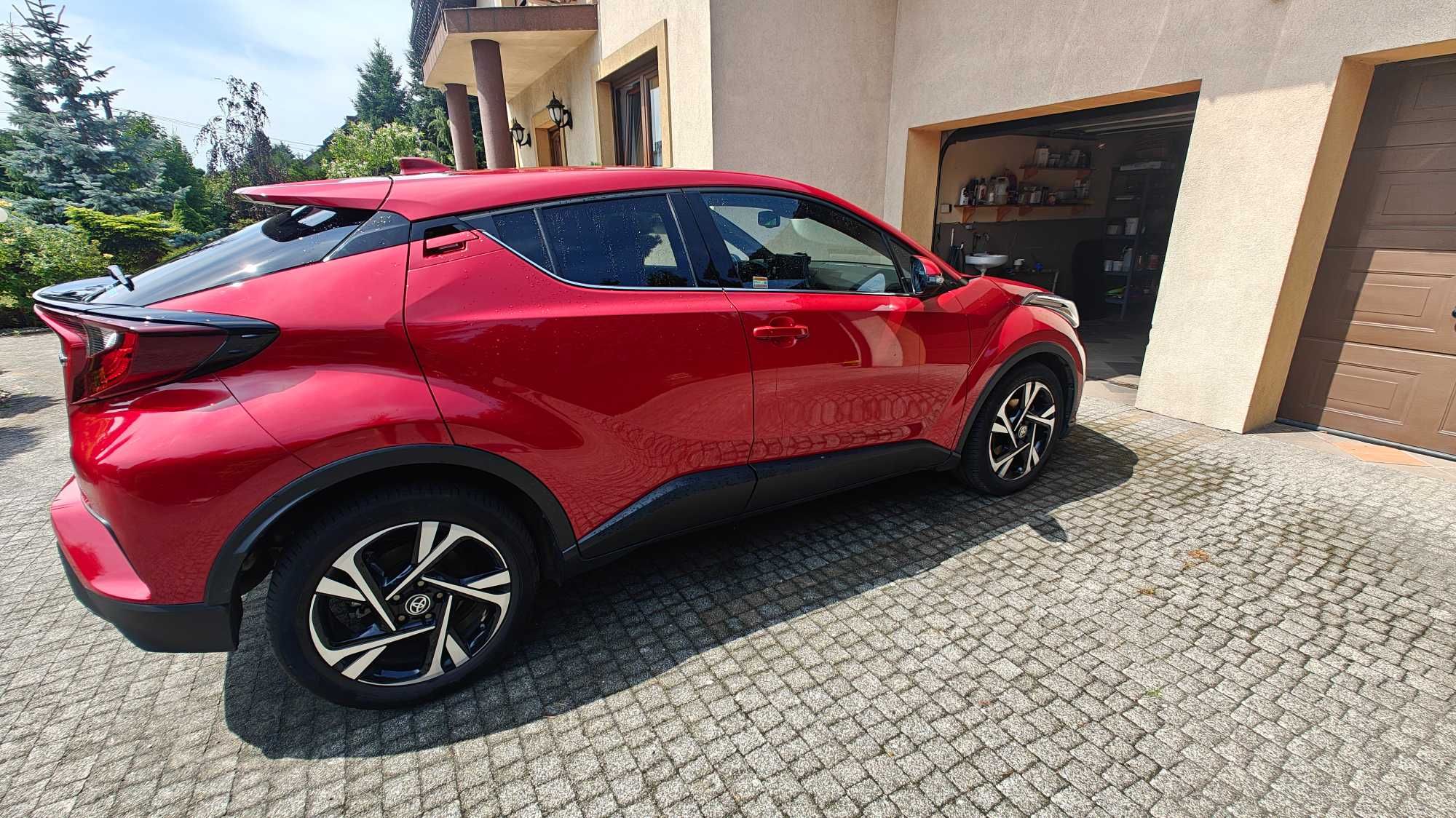 Toyota C-HR praktycznie nowa.