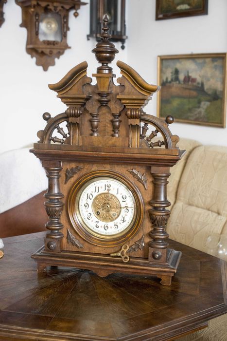 Stare meble w naturalnej okleinie dębowej - wyposażenie salonu