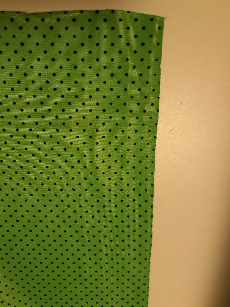 Tkanina zielona w czarne kropki szer.164 cm.