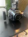 Blackmagic Ursa Mini Pro 4.K com lente sigma 18-35 f 1.8 e acessórios