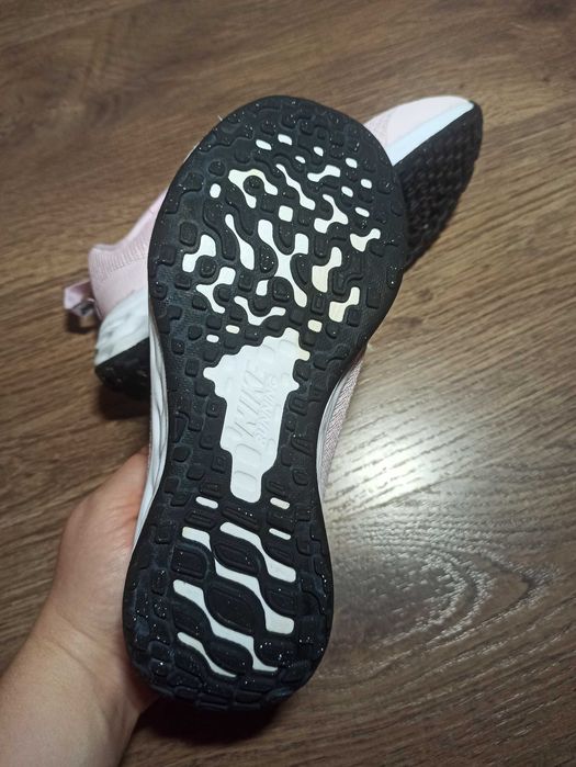 32 розмір Кросівки для дівчинки NIKE REVOLUTION 6 NN