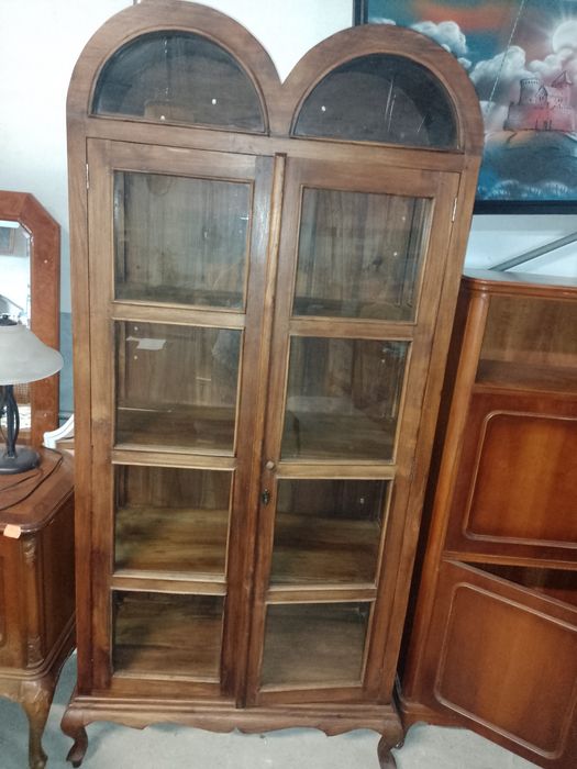 Przeszklona witryna-biblioteka