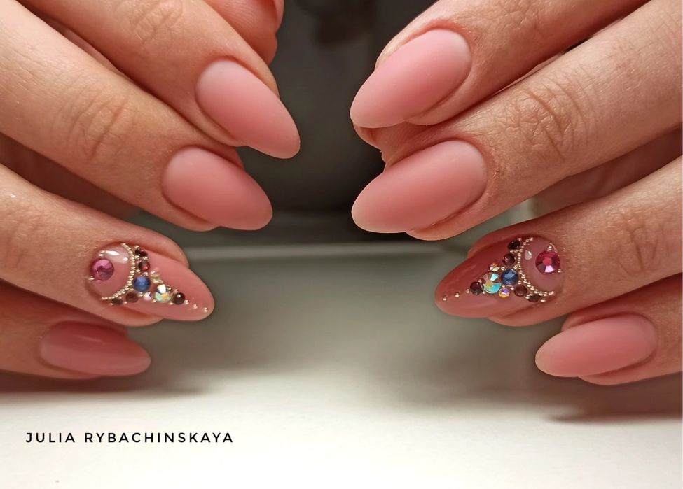 Всі види манікюрних послуг