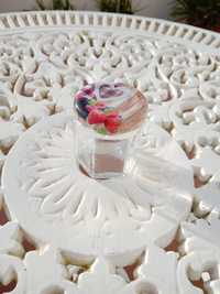 Frasco de vidro miniatura com tampa coração e frutos vermelhos