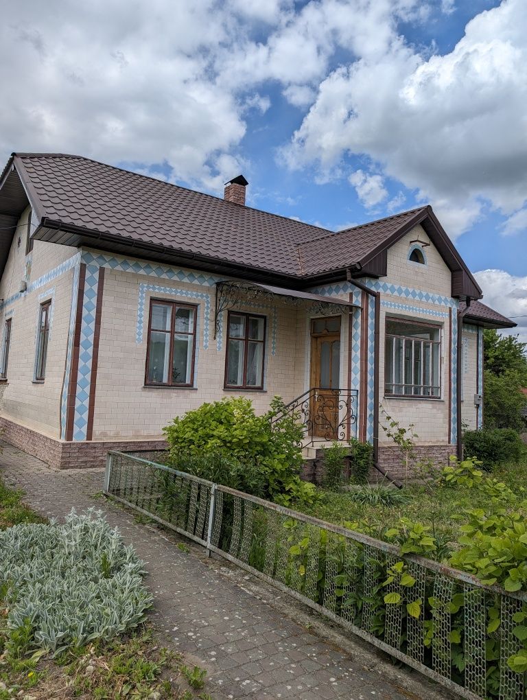 Продається 2 будинки на одному подвір'ї в мальовничому куточку смт Кор