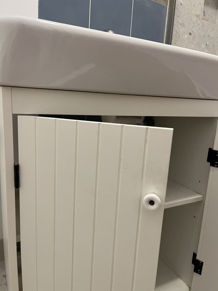 Umywalka Ikea z szafką podwieszaną i baterią