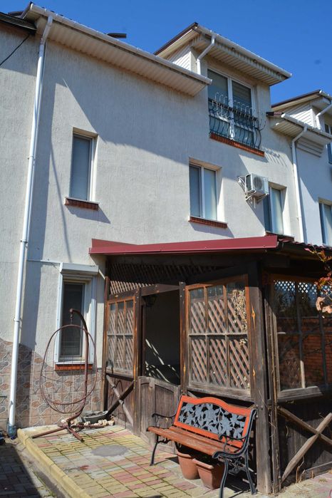 Будинок з гаражем в центрі міста Черкаси