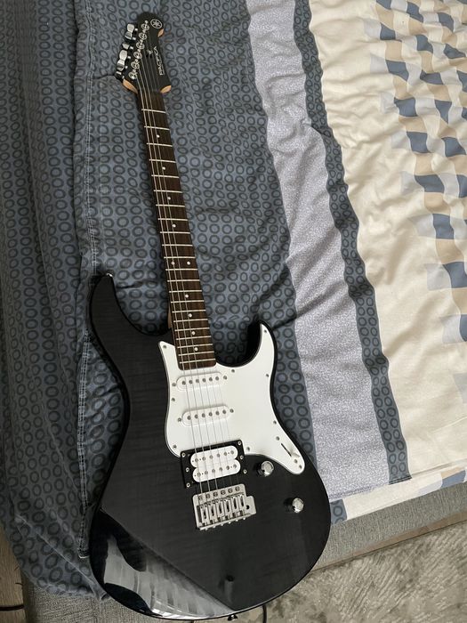 Yamaha Pacifica 212V FM Translucent Black