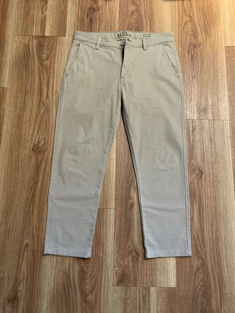 Calças beges levis tamanho 32 modelo Slim taper