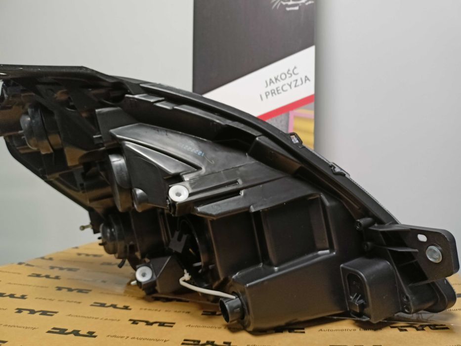 Iveco Daily 11-14 Reflektor/Lampa przód lewy /H7+H1