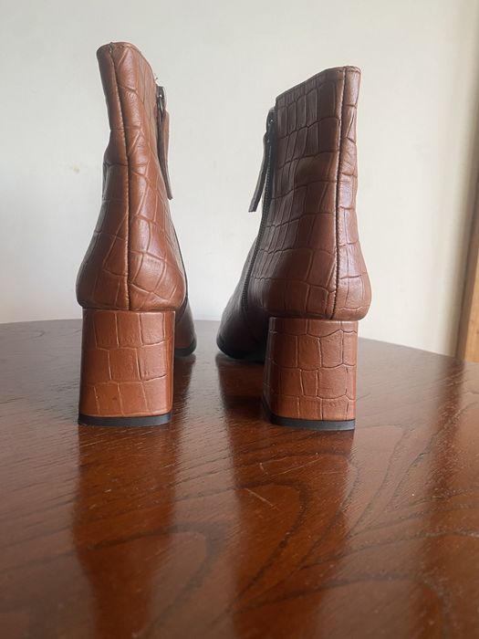 Botins castanhos da Barros