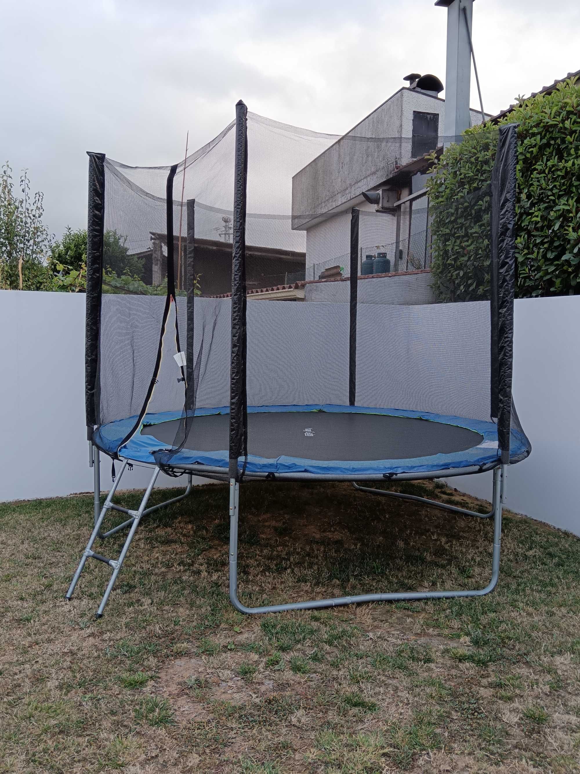 Trampolim 305 + piscina 240*160