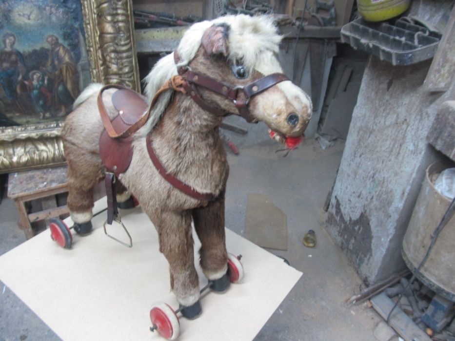 triciclo antigo, cavalo em madeira forrada a pele anos 50