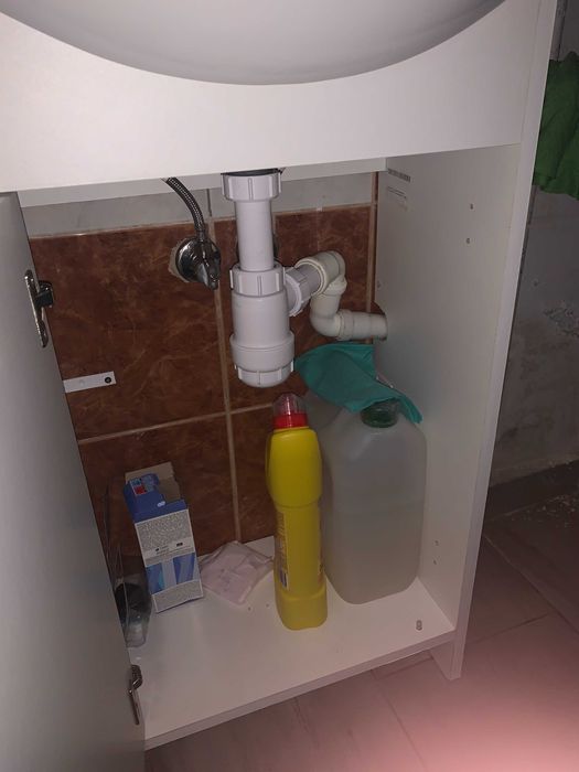 szafka łazienkowa z umywalką i baterią