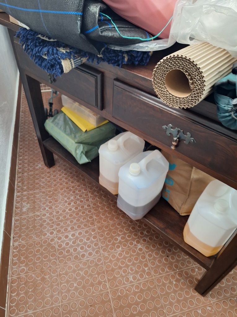 Mesa apoio em castanho velho.